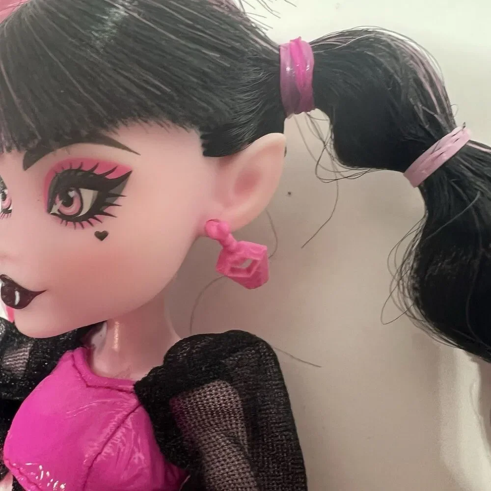 Monster High G3 Draculaura Core Refresh Fashion Doll w/ Backpack Outfits